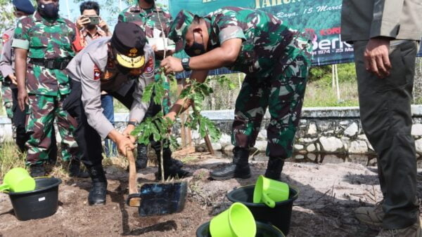 Kapolda Kalteng Irjen Pol Drs Nanang Avianto, M.Si, dan Danrem 102 Panju Panjung Brigjen TNI Putra Jaya, S.E saat menanam dalam acara penanaman sejuta pohon.