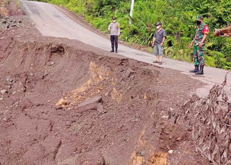 Titik ruas jalan Sei Hanyo - Hurung Tabengan - Desa Supang yang alami longsor. (IST)