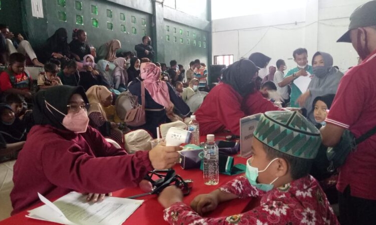 Pelaksanaan vaksinasi Covid-19 di Gor Bulu Tangkis Kecamatan Hanau yang antusias diikuti masyarakat. (Photo/ist)