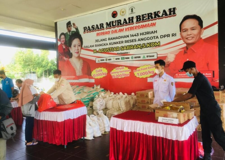 Pasar Murah berkah yang menjual minyak goreng, gula pasir dan beras produksi Food Estate yang dijual dengan harga murah. (Photo/ist)