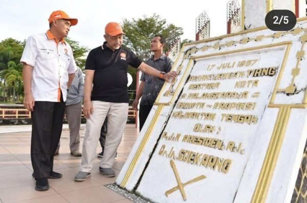 Presiden Partai Keadilan Sejahtera (PKS), H. Ahmad Syaikhu saat melihat tugu  Bung Karno Presiden Republik Indonesia pertama di Palangka Raya, Senin (28/3).