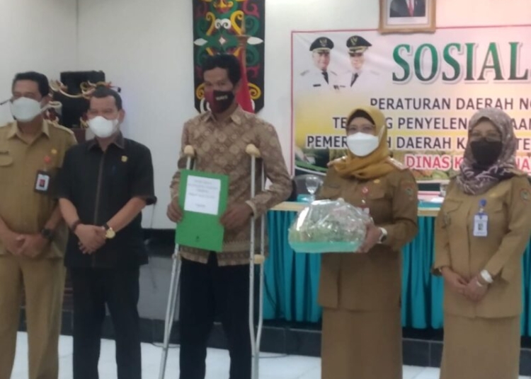 Foto bersama Ketua OKKP-D Prov. Kalteng dan pejabat OPD daerah Kotawaringin Timur dengan petani buah naga di Aula Pertemuan Kabupaten Kotawaringin Timur, Selasa (8/3). (Photo/ist)