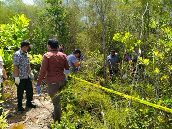 Polisi saat melakukan olah TKP di lokasi pembunuh warga Jalan Dr. Murjani Palangka Raya, Senin (14/3).