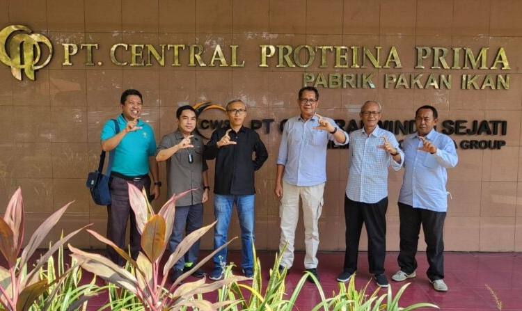 Kadislutkan Prov. Kalteng H. Darliansjah bersama rombongan berfoto bersama Tim PT. Central Proteina Prima Sidoarjo Jawa Timur, Sabtu (26/3). (Photo/ist)