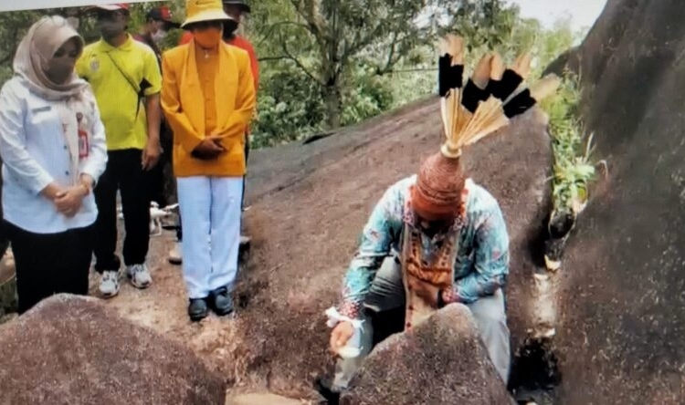 Prosesi pengambilan tanah di Pertapaan Pahlawan Nasional Tjilik Riwut di Bukit Batu, Kabupaten Katingan untuk dibawa ke Ibu Kota Nusantara. (Photo/ist)