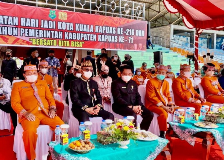 Staf ahli Gubernur Kalteng Bidang Pemerintahan, Hukum dan Politik Herson B. Aden saat menghadiri Upacara Hari Jadi Kota Kuala Kapuas ke-216 dan Ulang Tahun Pemerintah Kabupaten Kapuas ke-71. (Photo/ist)