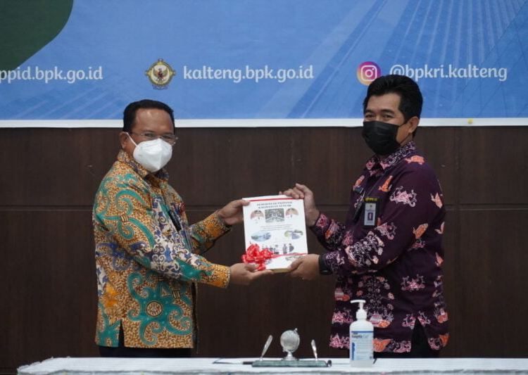 Pj. Sekretaris Daerah Prov. Kalteng H. Nuryakin saat melakukan penyerahan Laporan Keuangan Pemprov. Kalteng Tahun Anggaran 2021 kepada Kepala BPK RI Perwakilan Kalteng, Agus Priyono. (Photo/ist)