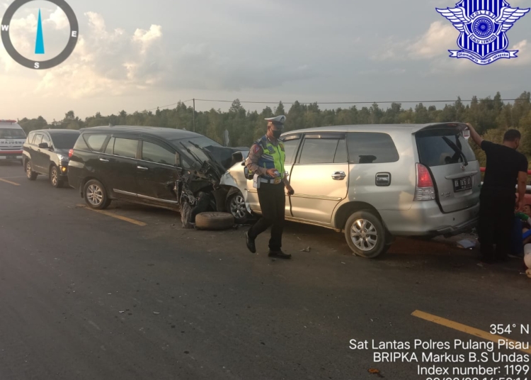 Petugas saat melakukan penanganan di lokasi tabrakan beruntun yang terjadi di Jembatan Tumbang Nusa. (IST)