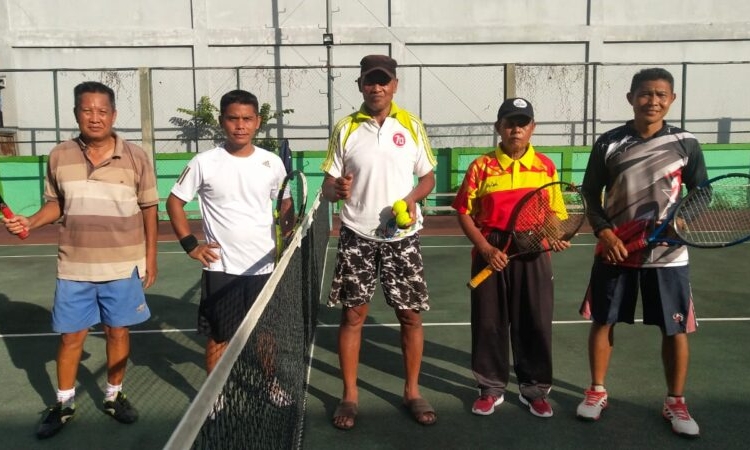 Pasangan Abdul Hamid - harno (kanan) yang berhasil meraih Juara I Fun Game LPMP Jilid 2, sedangkan pasangan Novip - Henoch (kiri) harus puas diposisi Juara II. Kedua pasangan ini photo bersama sebelum pertandingan dengan wasit Yatno (tengah). (Photo/Ivan)