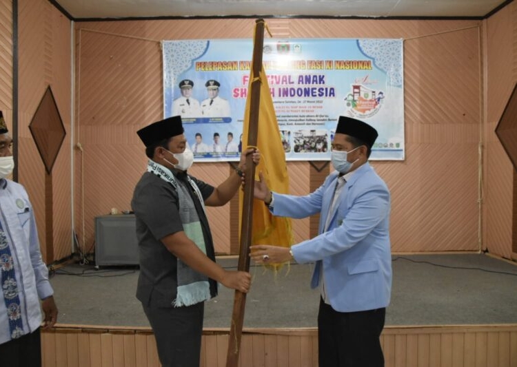 Wakil Gubernur Kalteng H. Edy Pratowo saat melepas Kafilah Kalteng mengikuti Festival Anak Shaleh Indonesia XI Tingkat Nasional ke Palembang. (Photo/ist)