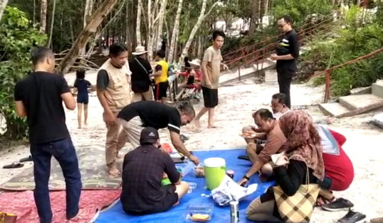 Usai menikmati Objek Wisata Danum Bahandang rombongan Family Ghatering bersiap makan siang. (Photo/ist)