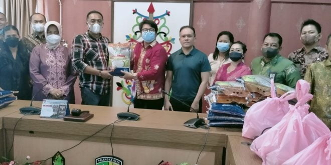 Sebanyak 44 pegawai tidak tetap (PTT) di Kantor Sekretariat DPRD Kota Palangka Raya dapat bingkisan sembako dari pimpinan. Foto : im