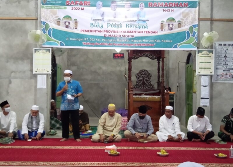 Kepala Biro Perekonomian Setda Kalteng, Said Salim saat membacakan sambutan Gubernur pada kegiatan silaturahmi sekaligus berbuka puasa bersama di Masjid Su`ada, Kecamatan Kapuas Murung, Desa Palingkau Baru, Kabupaten Kapuas, Jum’at (15/4). (Photo/ist)