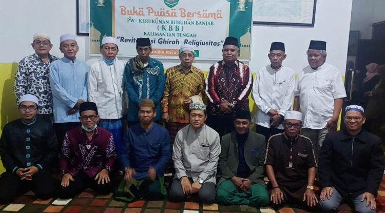 Usai berbuka puasa bersama di Sekretariat KBB Jalan Thamrin palangka Raya sebagian Pengurus dan Anggota KBB Kalteng melakukan photo bersama. (Photo/Ivan)