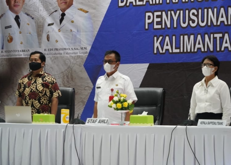 SAHLI Bidang Pemerintahan, Hukum dan Politik Herson B. Aden bersama Kabid Penelitian dan Pengembangan Mimi dan Direktur Tata Ruang dan Penanganan Bencana, Deputi Bidang Pengembangan Regional Bappenas Sumedi Andono Mulyo. (Photo/ist)