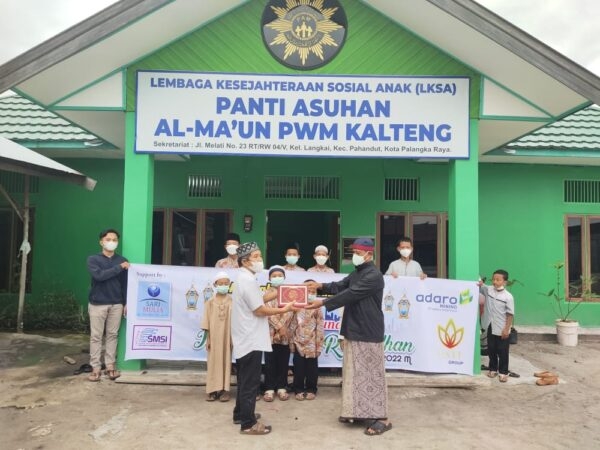 Ketua SMSI Setempat  H Sutransyah saat menyerahkan kitab suci Alquran kepada pengurus Panti Asuhan Al Maun, Palangka Raya. (IST)