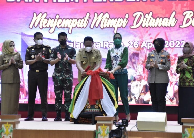 Wakil Gubernur Kalteng H. Edy Pratowo saat meresmikan peluncuran FBIM, E-Commerce TokoKaltengBerkah.com dan Film Pendek Pariwisata “Menjemput Mimpi di Tanah Berkah”. (Photo/ist)