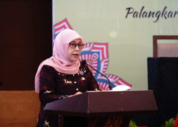 Asisten Administrasi Umum Sekretariat Daerah Lies Fahimah saat membacakan sambutan tertulis Pj. Sekretaris Daerah Prov. Kalteng H. Nuryakin. (Photo/ist)