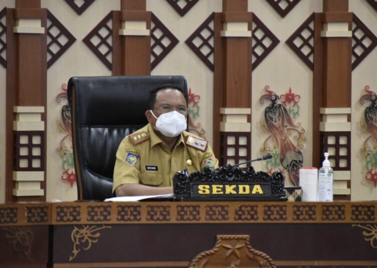 Pj. Sekretaris Daerah Prov. Kalteng H. Nuryakin saat Pimpin Rapat Percepatan Vaksin dan Booster Covid-19 di Pintu Masuk Prov. Kalteng Selama Bulan Suci Ramadhan 1443 H dan Mudik Lebaran. (Photo/ist)