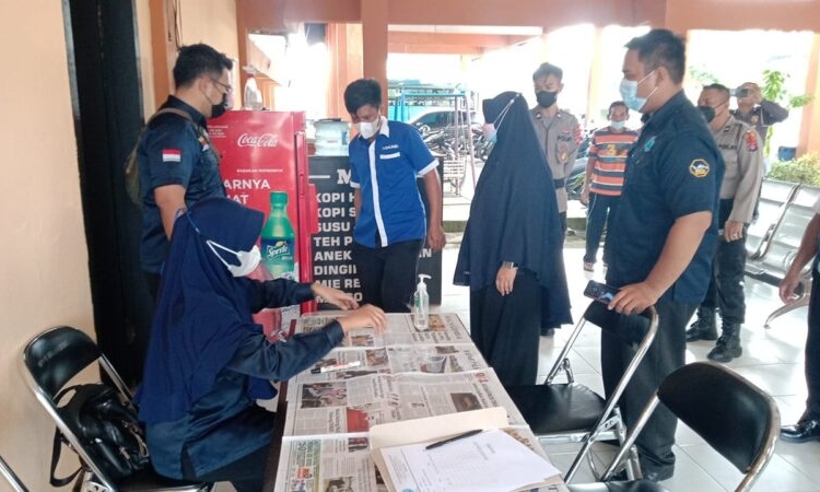 Petugas BNN saat melakukan tes urine bagi awak bus di terminal Tipe B Natai Suka Kobar. (Photo/ist)