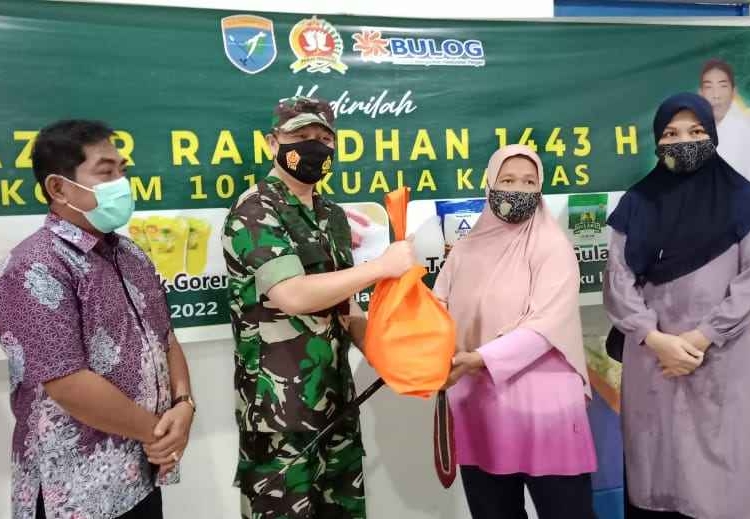 Dandim 1011 Letkol Kav. Ferdiansyah didampingi Ka. Bulog Kapuas Agung Setia Budi ketika secara simbolis menyerahkan paket murah pada warga tanda di bukanya Bazar Ramadhan 1443 H. (IST)