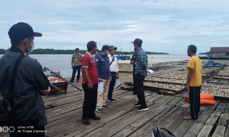 Penyerahan Lapangan Pembangunan Dermaga PP Kuala Pembuang Tahap II di Kuala Pembuang, Kabupaten Seruyan, Jumat (22/4). (Photo/ist)