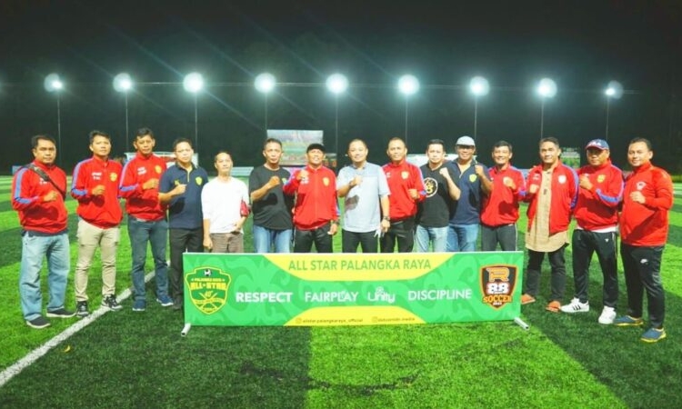 Ketua KONI Kalteng H.Eddy Raya Syamsuri usai menyaksikan jalannya pertandingan dilanjutkan dengan berphoto bersama dengan jajaran panitia pelaksana turnamen mini soccer Ramadhan Cup. (Photo/ist)