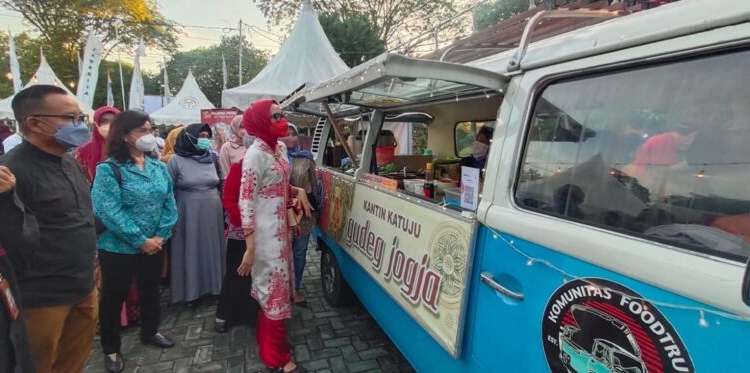 Ketua Dekranasda Kalteng Ivo Sugianto Sabran usai membuka Gebyar Ramadhan Tahun 2022 berkesempatan mengunjungi salah satu stand UMKM. (Photo/ist)