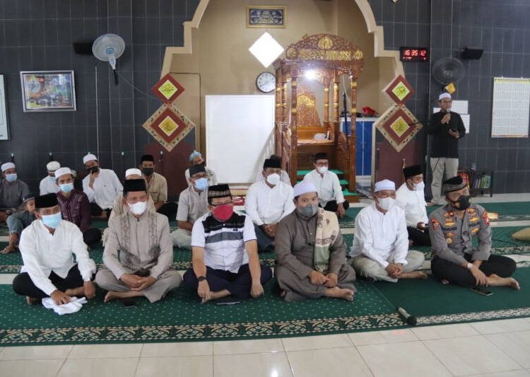 Tim safari Ramadan beserta jamaah Masjid Al Ikhlas saat mendengarkan sambutan Gubernur yang dibacakan oleh Wakil Gubernur Kalteng, H Edy Pratowo secara virtual. (Photo/ist)