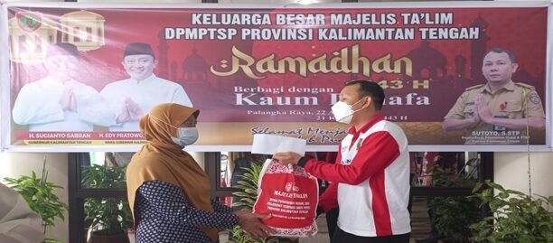 Kepala DPMPTSP Prov. Kalteng, Sutoyo selaku pembina Majelis Taklim DPMPTSP menyerahkan bingkisan Ramadan. (Photo/ist)