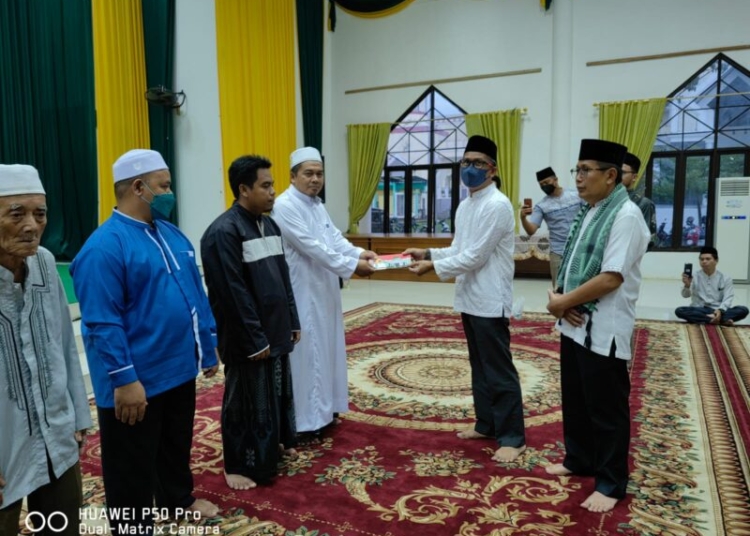 Penyerahan bantuan dari Gubernur Kalteng H. Sugianto Sabran. (Photo/ist)