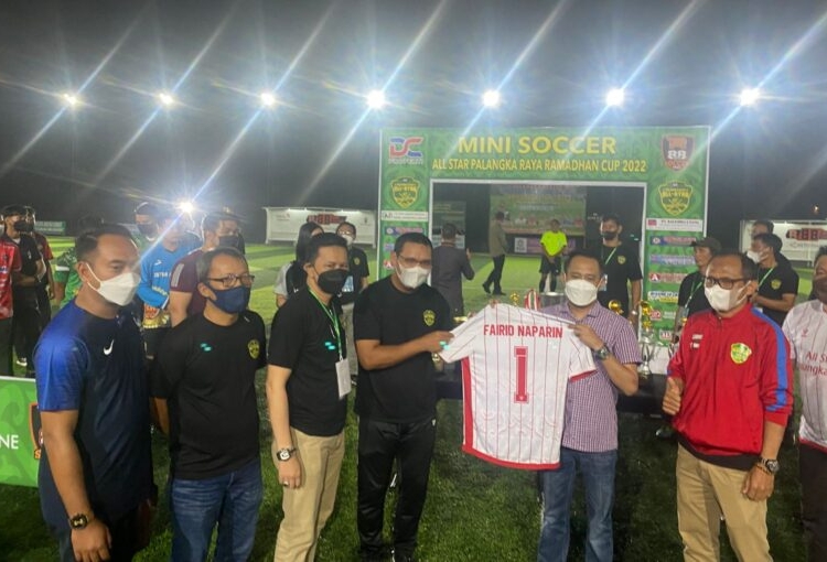 Walikota Palangka Raya Fairid Naparin, menerima hadiah kaos tim dari Kapten All Star Palangka Raya, saat pembukaan turrnamen mini soccer Ramadhan Cup All Star 2022, di R88, Palangka Raya, Rabu (6/2). (Photo/ist)