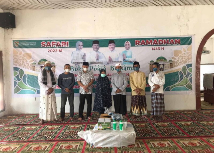 Penyerahan bingkisan berupa Masker, Hand Sanitizar dan Sarung 125 pcs dari Pemprov. Kalteng. (Photo/ist)