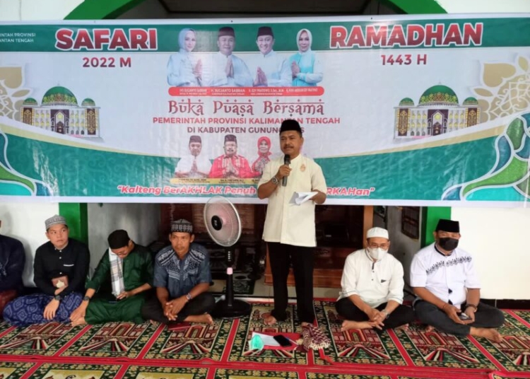 Kadisnakertrans Prov Kalteng, Farid Wajdi saat membacakan sambutan Gubernur Kalteng pada Safari Ramadan di Masjid Attaqwa Sepang, Kamis (14/4). (Photo/ist)