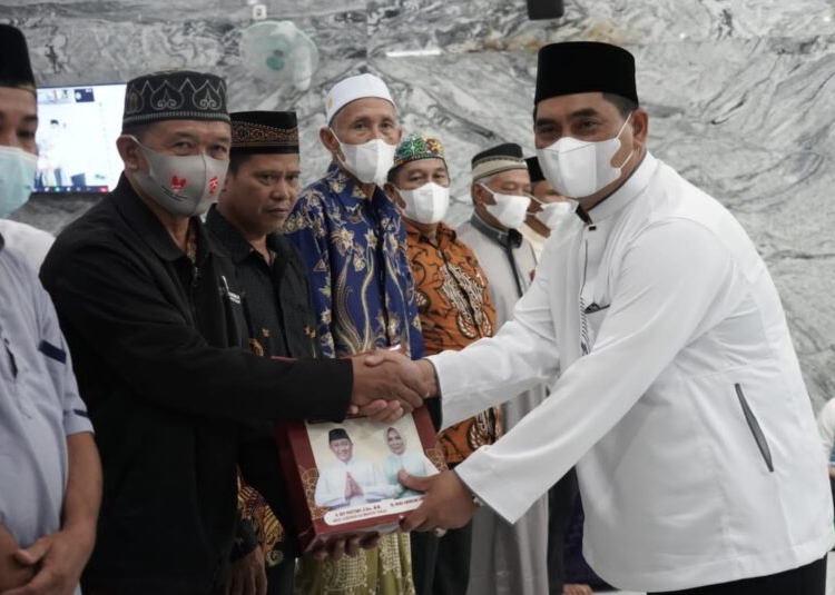 Kepala Dinas PUPR Prov. Kalteng H. Shalahuddin saat menyerahkan bantuan kepada Pengurus Masjid di Kabupaten Barito Utara. (Photo/ist)