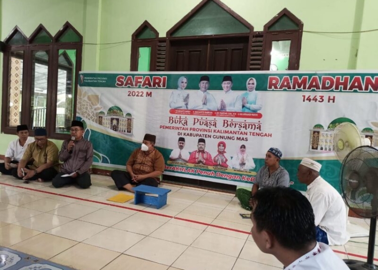 Kabag Bakeuda Prov. Kalteng, Daldin saat membacakan sambutan Gubernur pada safari Ramadan di Masjid Al Ikhlas, Desa Kampuri, Kecamatan Mihing Raya, Kabupaten Gumas, Kamis (14/4) sore. (Photo/ist)