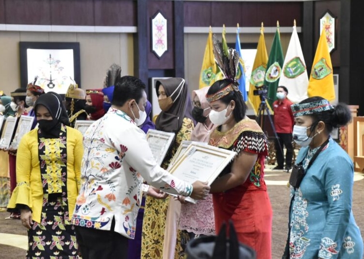 Wakil Gubernur Kalteng H. Edy Pratowo saat menyerahkan Penghargaan dari Ketua OASE KIM Hj. Iriana Joko Widodo kepada 14 Perempuan di Kabupaten/Kota se-Kalteng. (Photo/ist)