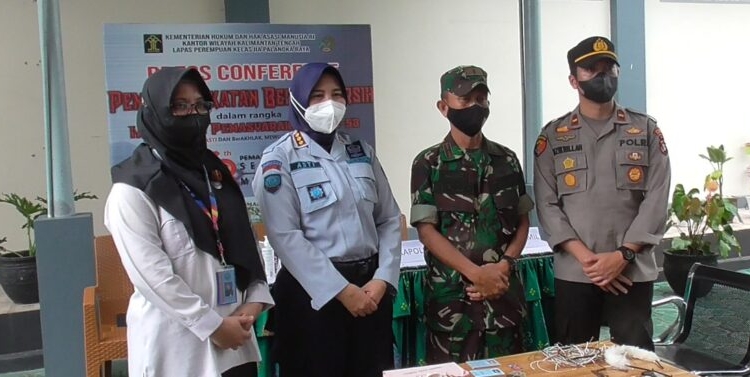 Petugas gabungan usai melaksanakan bersih-bersih di kamar hunian Lapas Perempuan IIA di jalan Tjilik Riwut Kilometer 40 Palangka Raya. (Photo/ist)