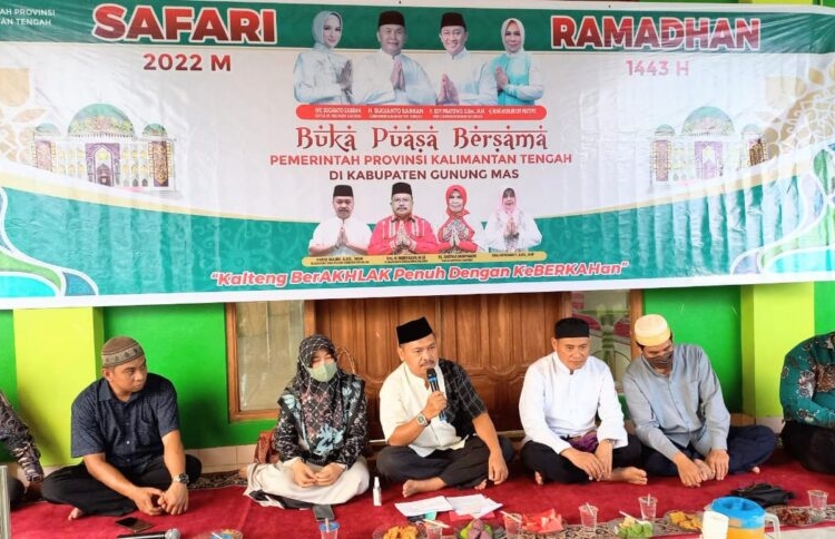 Kadisnakertrans Prov. Kalteng Farid Wajdi saat membacakan sambutan Gubernur pada acara safari Ramadan 1443 H di Masjid Darul Aman, Kecamatan Tewah, Kabupaten Gunung Mas (Gumas), Jumat (15/4). (Photo/ist)