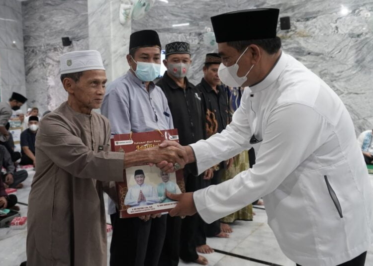 Kepala Dinas PUPR Prov. Kalteng H. Shalahuddin saat menyerahkan bantuan kepada Pengurus Masjid di Kabupaten Barito Utara. (Photo/ist)