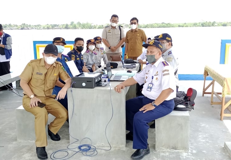 Sekretaris Daerah Kabupaten Kapuas Drs. Septedy, M.Si. sambut kedatangan Dirjen Transportasi Darat yang diwakili Riama di dampingi Kepala Balai Pengelola Transportasi Darat ( BPTD ) XVI Kalimantan Tengah Buang . (IST)