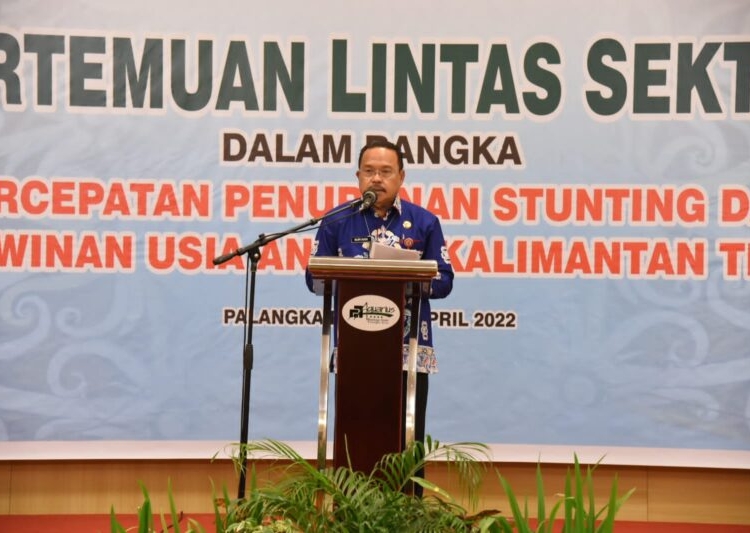 Pj. Sekretaris Daerah Prov. Kalteng H. Nuryakin saat membuka secara resmi Pertemuan Lintas Sektor Dalam Rangka Percepatan Penurunan Stunting dan Perkawinan Usia Anak. (Photo/ist)