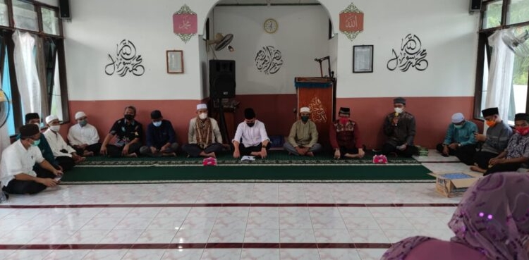 Tim Safari Ramadan 1443 H melaksanakan silaturahmi sekaligus berbuka puasa bersama di Masjid Al-Mujahidin Bukit Rawi, Kecamatan Kahayan Tengah, Kabupaten Pulang Pisau, Kamis (14/4). (Photo/ist)