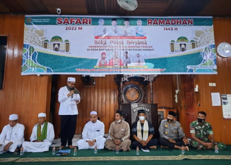 Tim Safari Ramadan 1443 H Pemprov. Kalteng jalin silaturahmi di Masjid Al-Mukhtar, Kecamatan Pulau Hanaut, Kabupaten Kotawaringin Timur, Jumat (15/4). (Photo/ist)