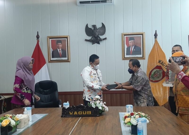 Wakil Gubernur Kalteng H. Edy Pratowo saat menerima kunjungan sekretaris Balai Pelestarian Cagar Budaya Provinsi Kalimantan Timur Budi Istiawan, dan Kepala Balai Pelestarian Nilai Budaya Provinsi Kalimantan Barat Hendraswati. (Photo/ist)