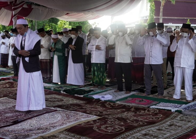 Ketua PHBI Kalteng H. Abdul Wahid AHA menjadi Imam Sholat Idul Fitri 1443 Hijriah di halaman Istana Isen Mulang yang diikuti Gubernur Kalteng H. Sugianto Sabran, Wagub Kalteng H. Edy Pratowo, Sekda Kalteng H. Nuryakin dan Kepala Perangkat Daerah Prov. Kalteng serta masyarakat umum. (Photo/ist)