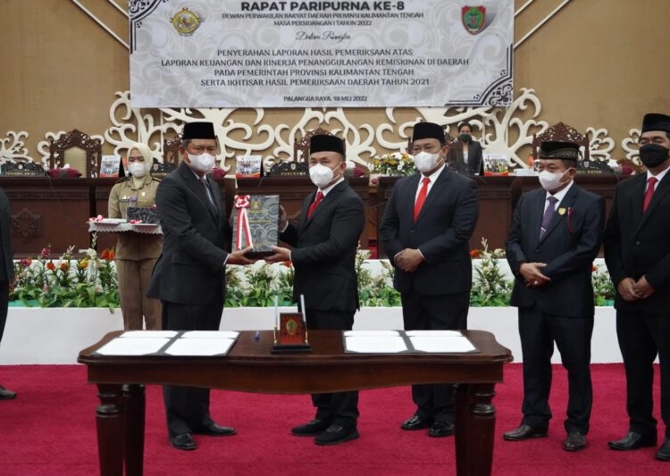 Gubernur Kalteng H. Sugianto Sabran saat menerima  LHP dari BPRK RI, Rabu (18/5).( Photo/ist)