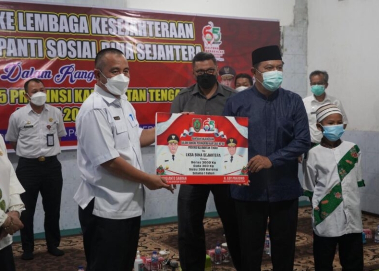 Penyerahan bantuan dari Pemprov Kalteng ke LKS Bina Sejahtera. (Photo/ist)