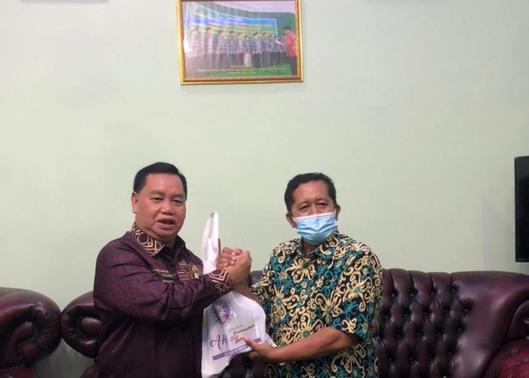 Bupati Kotim Halikinor dan Kepala Sekolah  SMA Muhammadiyah Palangka Raya Drs Ahmad Wahyu Cahyono M.Pd. (IST)