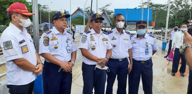 Dirjen Hubdat Budi Setiyadi saat memberikan keterangan pers kepada sejumlah awak media usai melakukan kunjungan ke 2 lokasi pelabuhan penunjang Food Estate. (Photo/ist)